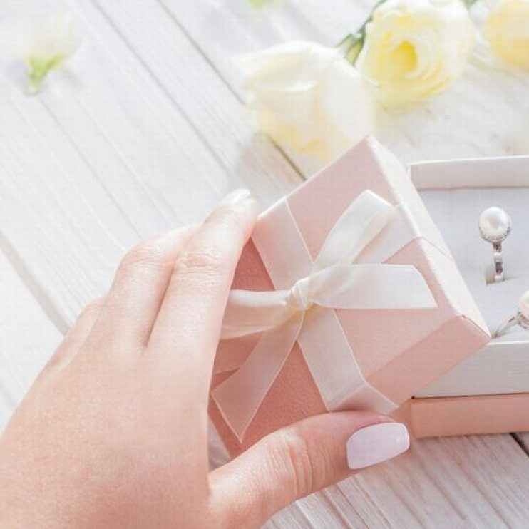 Strieborné náušnice s perlami – elegantné šperky pre každú príležitosť