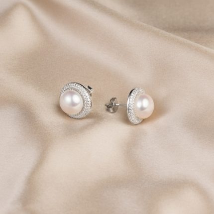 Náušnice zo striebra s bielou perlou a zirkónmi detail