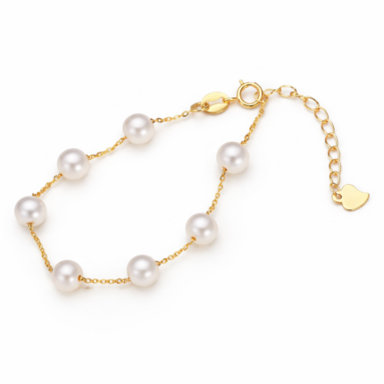 Minimalistický pozlátený náramok s bielou riečnou perlou.