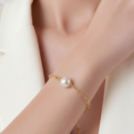 Moderná žena v elegantnom outfite s perlovými šperkami