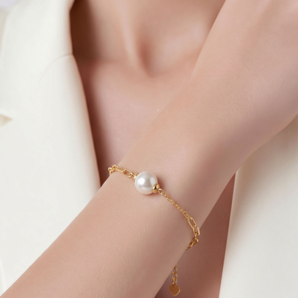 Moderná žena v elegantnom outfite s perlovými šperkami